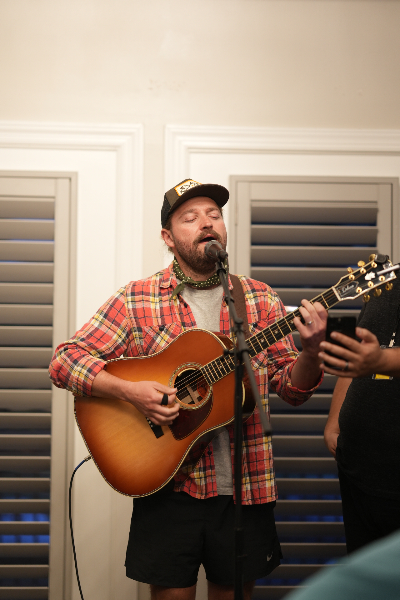 A warm, intimate songwriting session